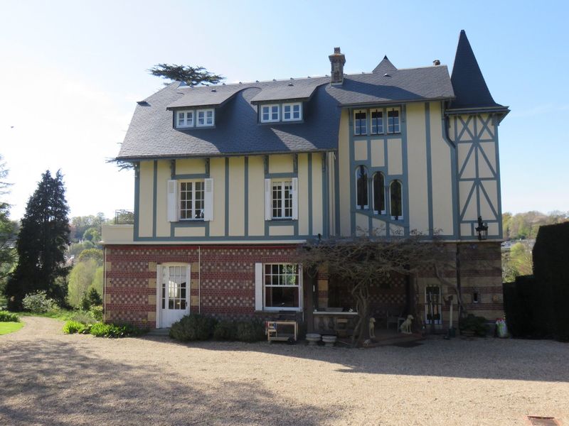 PROPRIETE 10 EPOUVILLE PROPRIETE DE CHARME / 5 HECTARES /400M2 HABITABLES / 6 CHAMBRES / GARAGE / DEPENDANCES / ECRIN DE VERDURE / CH. D'HOTES OU GITE POSSIBLE EPOUVILLE  Superbe propriété de charme à vendre